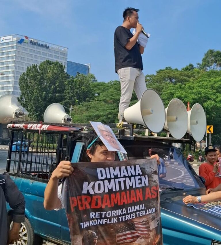 Aksi Damai Gerakan Pemuda Nasional Indonesia (GPNI) di Kedubes AS Jakarta, 2 April 2026. whatsapp image 2026 04 02 at 18.02.05