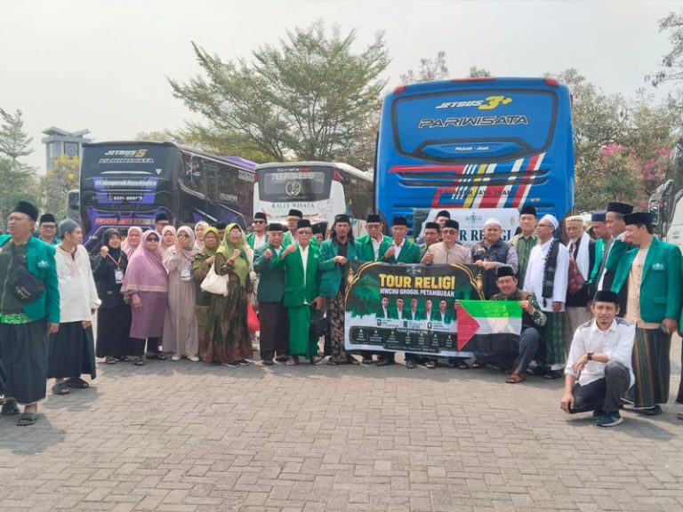 Viral: Pererat Silaturahmi, MWCNU Grogol Petamburan Gelar Tour Religi Ziarah Makam Wali ke Jawa Timur